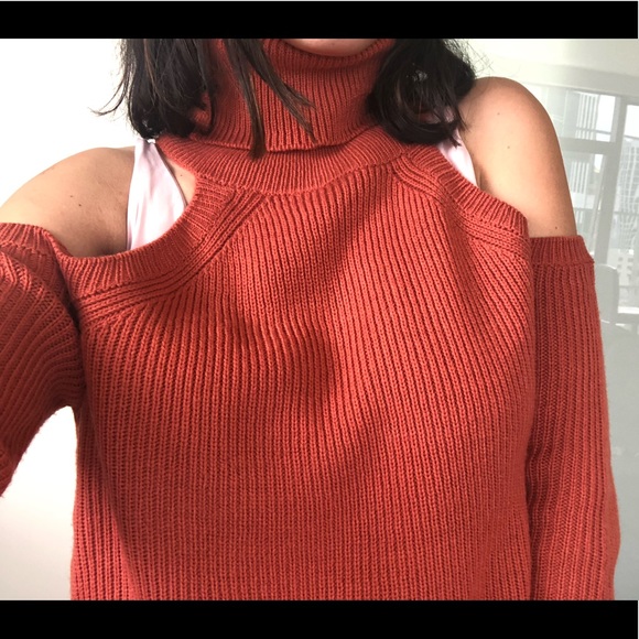 VICI turtle neck sweater with cold shoulders - Picture 2 of 3
